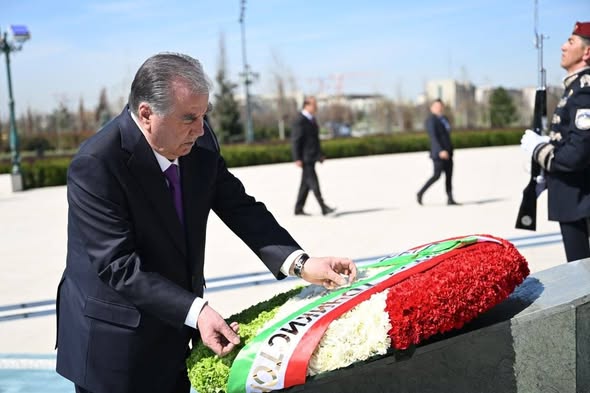 26 март дар доираи сафари давлатӣ дар Ҷумҳурии Узбекистон Президенти Ҷумҳурии Тоҷикистон, Пешвои миллат муҳтарам Эмомалӣ Раҳмон нахуст бо нишони эҳтиром ба таъриху фарҳанги мардуми узбек дар назди Муҷассамаи “Истиқлолият ва башардӯстӣ” гулчанбар гузоштанд.