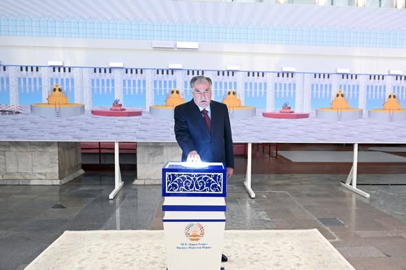 Сарвари давлат муҳтарам Эмомалӣ Раҳмон агрегати №7-и Неругоҳи барқи обии «Норак»-ро баъд аз таъмиру навсозӣ ба истифода доданд