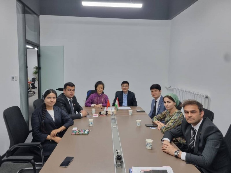 Делегация Бохтарского госуниверситета посетила Международный университет иностранных языков Сианя